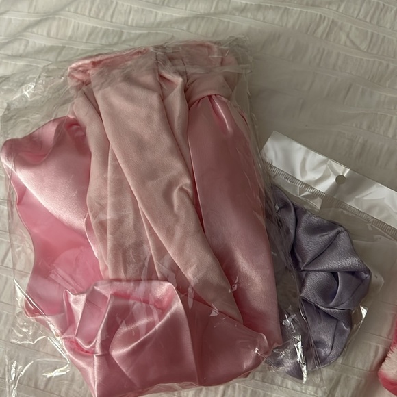 Pink bonnet with scrunchie - Picture 2 of 2